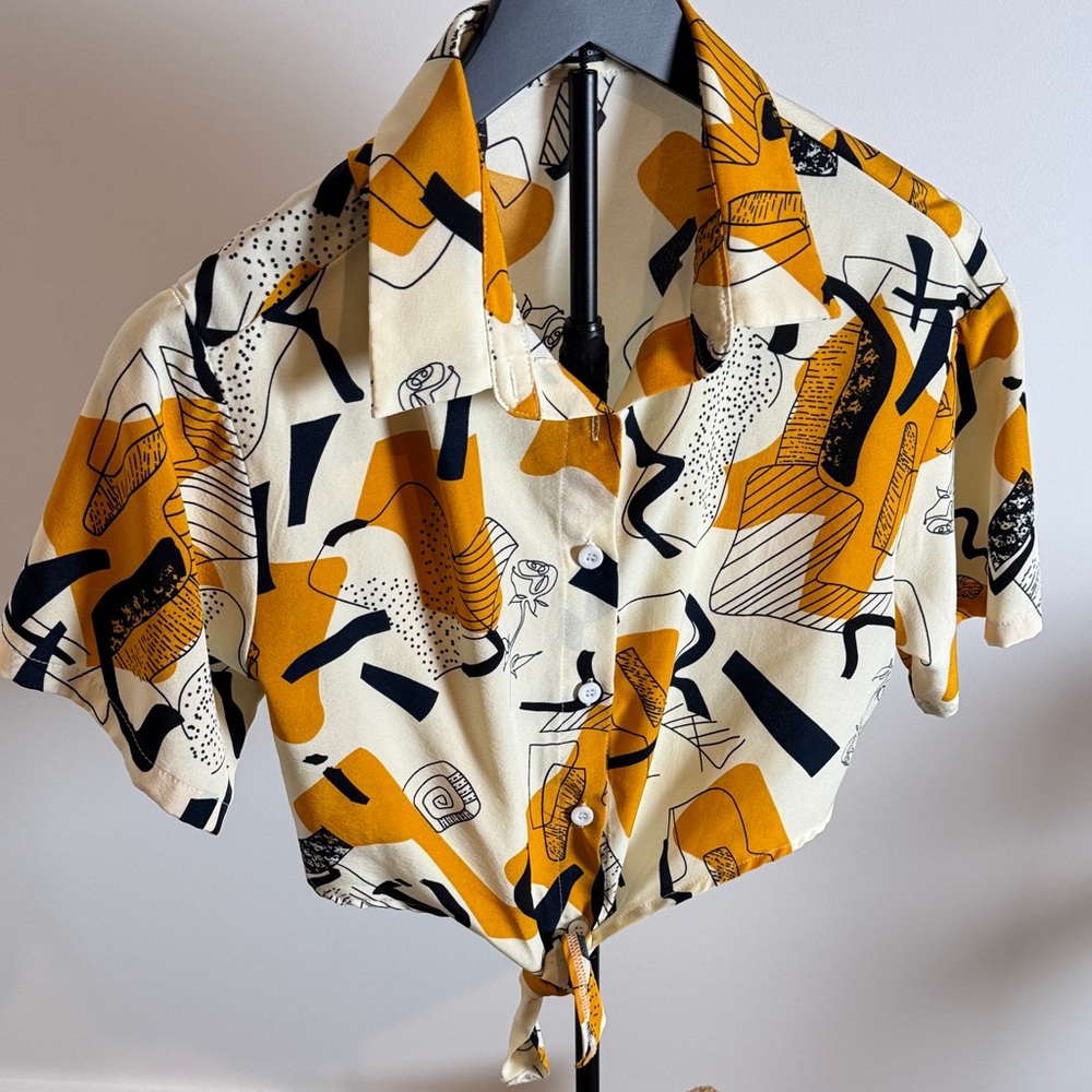 SHEIN Abstract Print Button-Up Tie Front Top - Picture 3 of 4